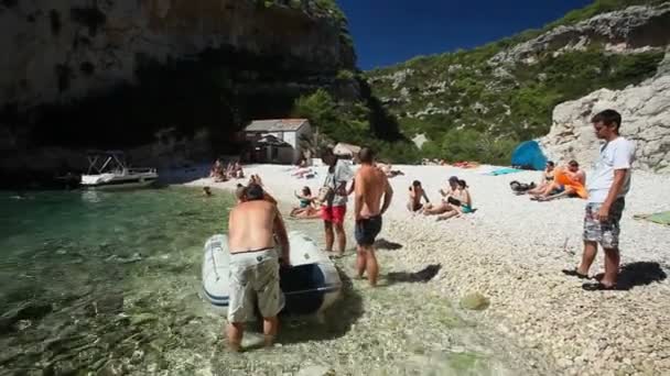 Touristes et bateau dans la baie — Video