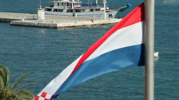Blick auf den Hafen und die kroatische Flagge — Stockvideo