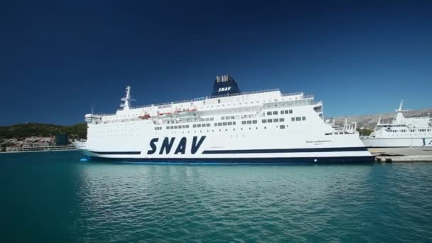 Barcos de ferry en el puerto — Vídeos de Stock