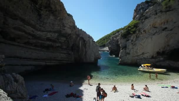 Τουρίστες και βάρκα στον κόλπο — Αρχείο Βίντεο