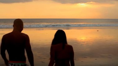 Kumsalda yürüyen çift