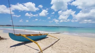boş kum plajındaki geleneksel sri Lankalı balıkçı teknesi.