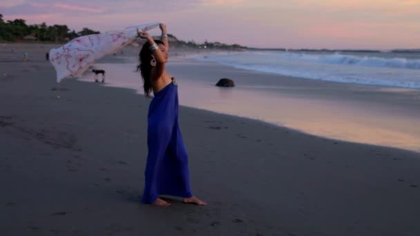 Ung asiatisk kvinna stående på stranden — Stockvideo