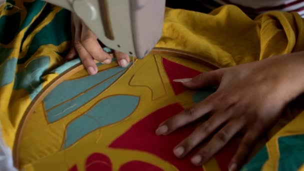 Женщина сшивает текстиль — стоковое видео