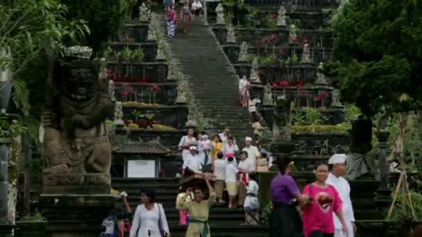 巴厘岛朝圣者在祖庙 — 图库视频影像