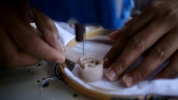 Женщина сшивает в маленькой мастерской — стоковое видео
