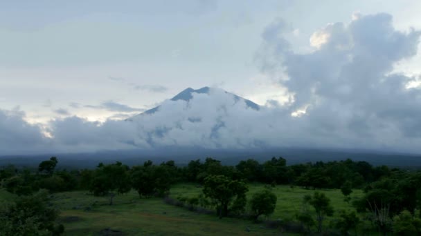 Volkan Gunung Agung üzerinde bulutlar — Stok video