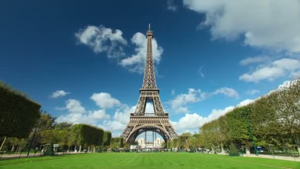 Crowds infront of Eiffel Tower — Stock Video