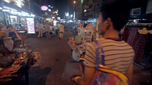 Voedsel leveranciers op Khao San Road — Stockvideo