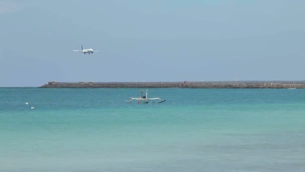 Landing plane on Jimberan airport — Stock Video