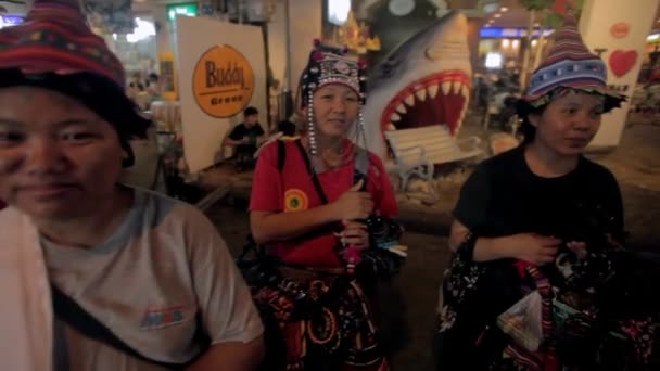 Voedsel leveranciers op Khao San Road — Stockvideo