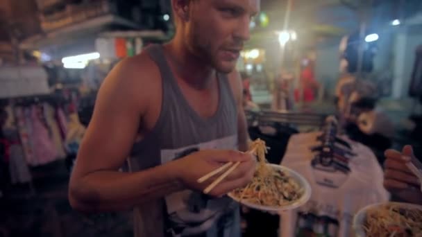 Voedsel leveranciers op Khao San Road — Stockvideo