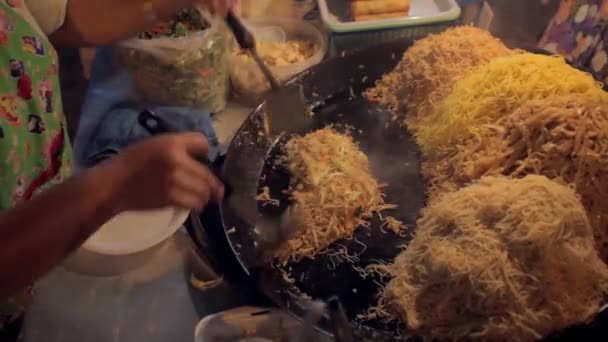 Food vendors on Khao San Road — Stock Video