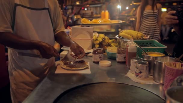 Dodavatelé potravin na Khao San Road — Stock video