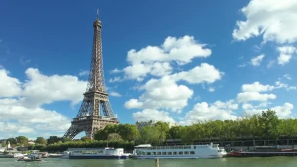 Floden Seine och Eiffeltornet — Stockvideo