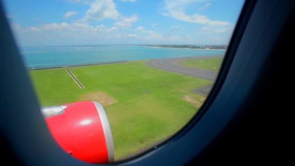 Bali repülőtéren leszálló légi járművek — Stock videók