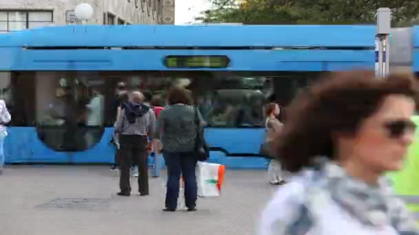 Multitudes que entran y salen del tranvía — Vídeos de Stock