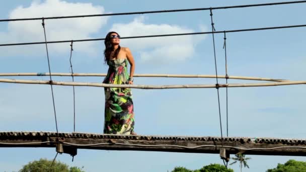 Köprüde duran genç Asyalı kadın — Stok video