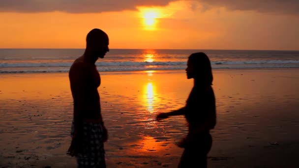 Пара обіймається під час заходу сонця — стокове відео