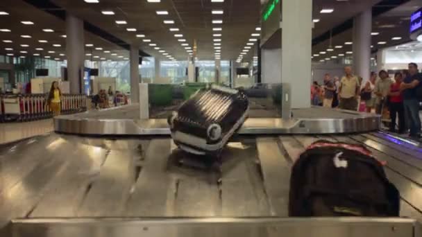 Passagiere bei Gepäckrücknahme — Stockvideo