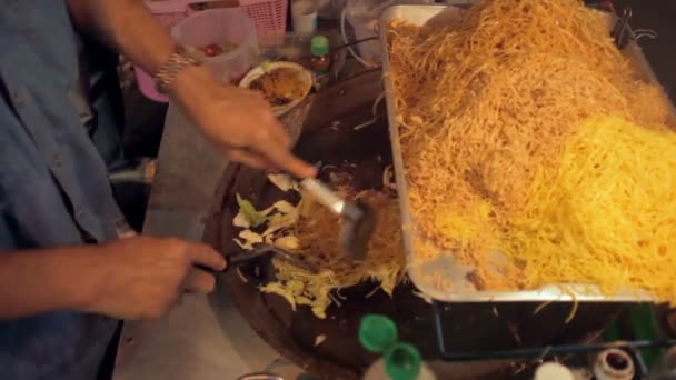 Торговцы едой на Кхао Сан Роуд — стоковое видео