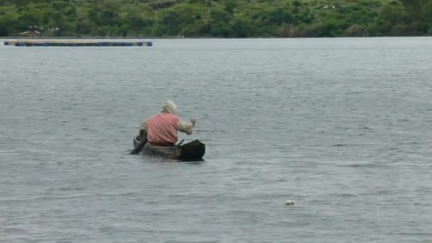 Rybář v malém člunu na Lake Batur — Stock video