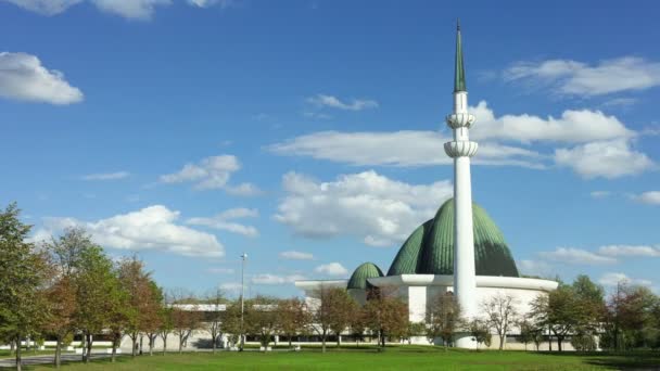 Moln passerar över moskén i Zagreb — Stockvideo