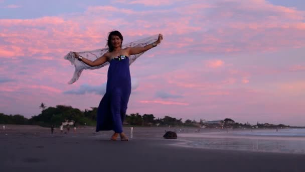 Giovane donna asiatica a piedi sulla spiaggia — Video Stock
