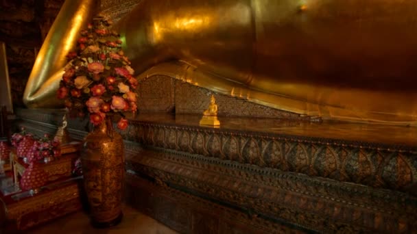 Ležící buddha v chrámu wat pho — Stock video