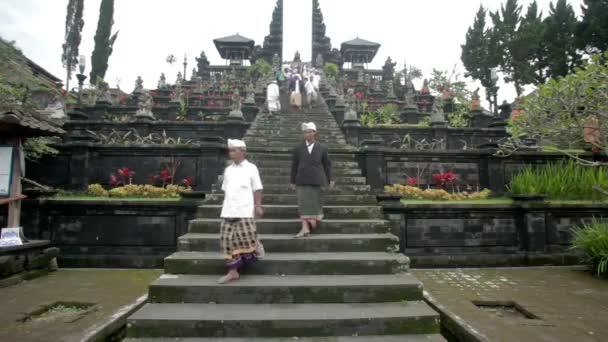 Balinese pelgrims bij Moeder Tempel in Besakih — Stockvideo