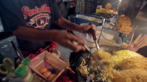 Vendedores de comida em Khao San Road — Vídeo de Stock