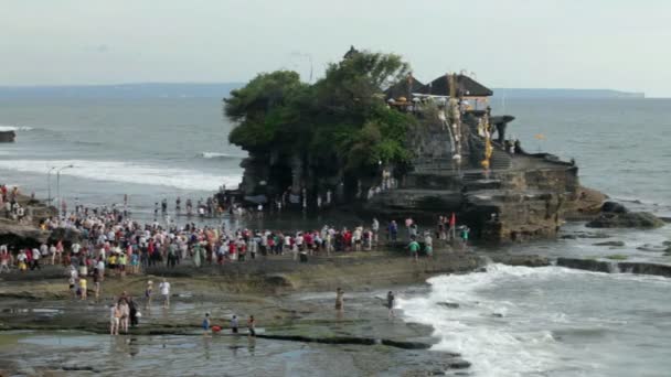 Peregrinos en Tanah Lot — Vídeos de Stock