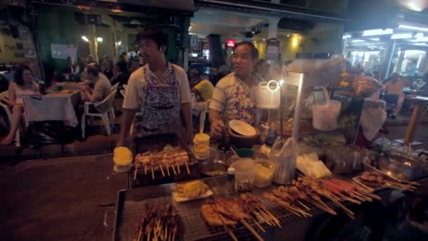 Vendedores de comida em Khao San Road — Vídeo de Stock