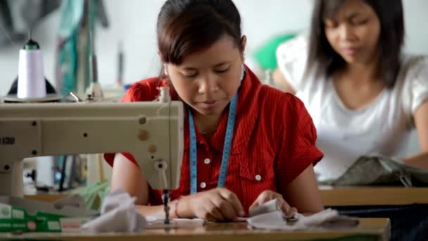 Costura de las mujeres en pequeño taller — Vídeos de Stock