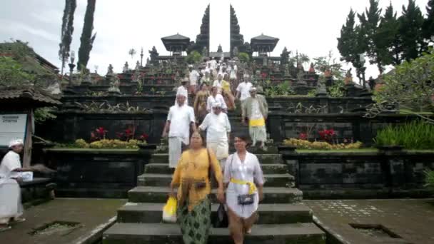 Balinese pelgrims bij Moeder Tempel in Besakih — Stockvideo