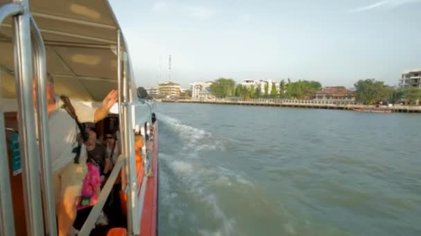 Barco de transporte no rio Chao Phraya — Vídeo de Stock