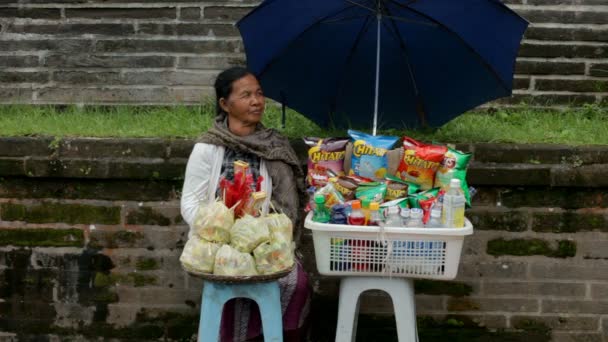 Balinese female vendor — Stock Video