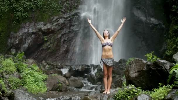 Woman at waterfall — Stock Video