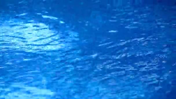 游泳池水naken kvinna på stranden — 图库视频影像