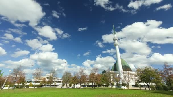 Felhők haladnak át a Zágráb-mecset — Stock videók
