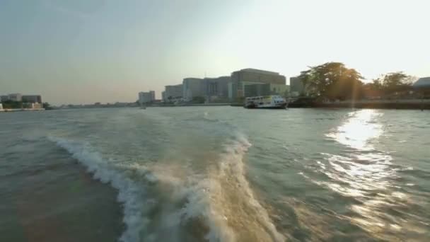 チャオプラヤー川沿いにボートを輸送します。 — ストック動画