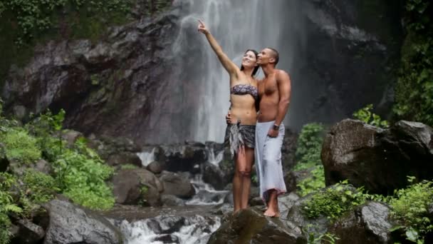 Couple at waterfall — Stock Video