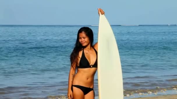 Woman with surfboard — Stock Video