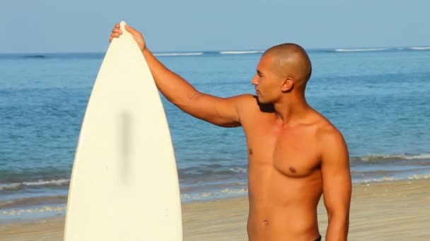 Hombre con tabla de surf — Vídeos de Stock