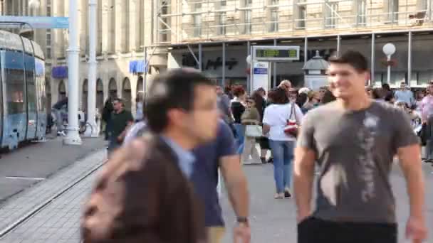 Crowds entering and exiting tramway — Stock Video