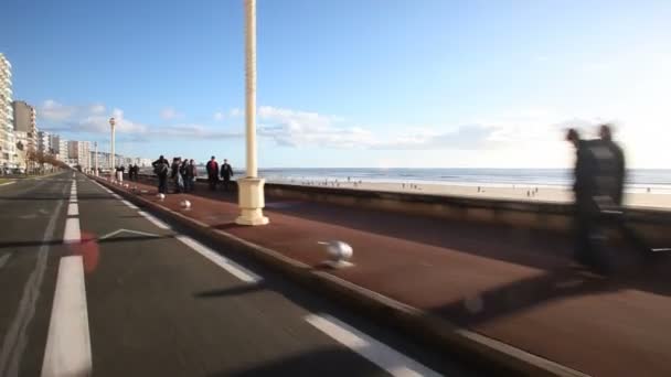 Passer devant un océan en bord de mer — Video