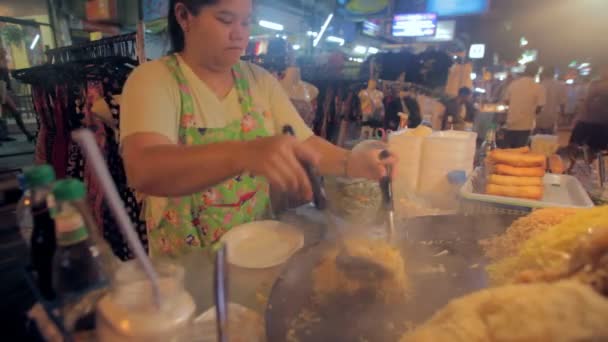 Food vendors on Khao San Road — Stock Video