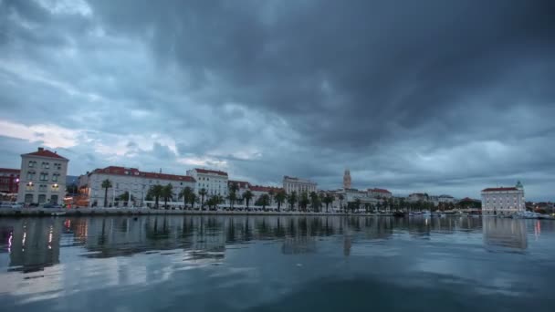 Nuages traversant le front de mer de Split — Video