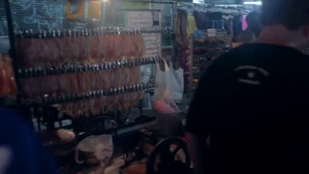 Voedsel leveranciers op Khao San Road — Stockvideo