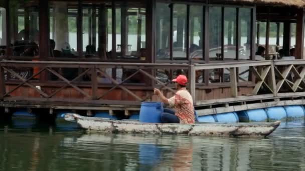 Рыбак доставляет рыбу в ресторан — стоковое видео